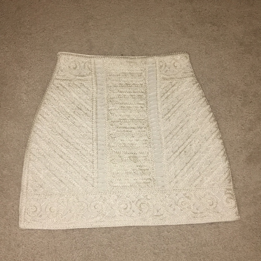 🔴 SOLD 🔴Beautiful embroidered skirt size 6